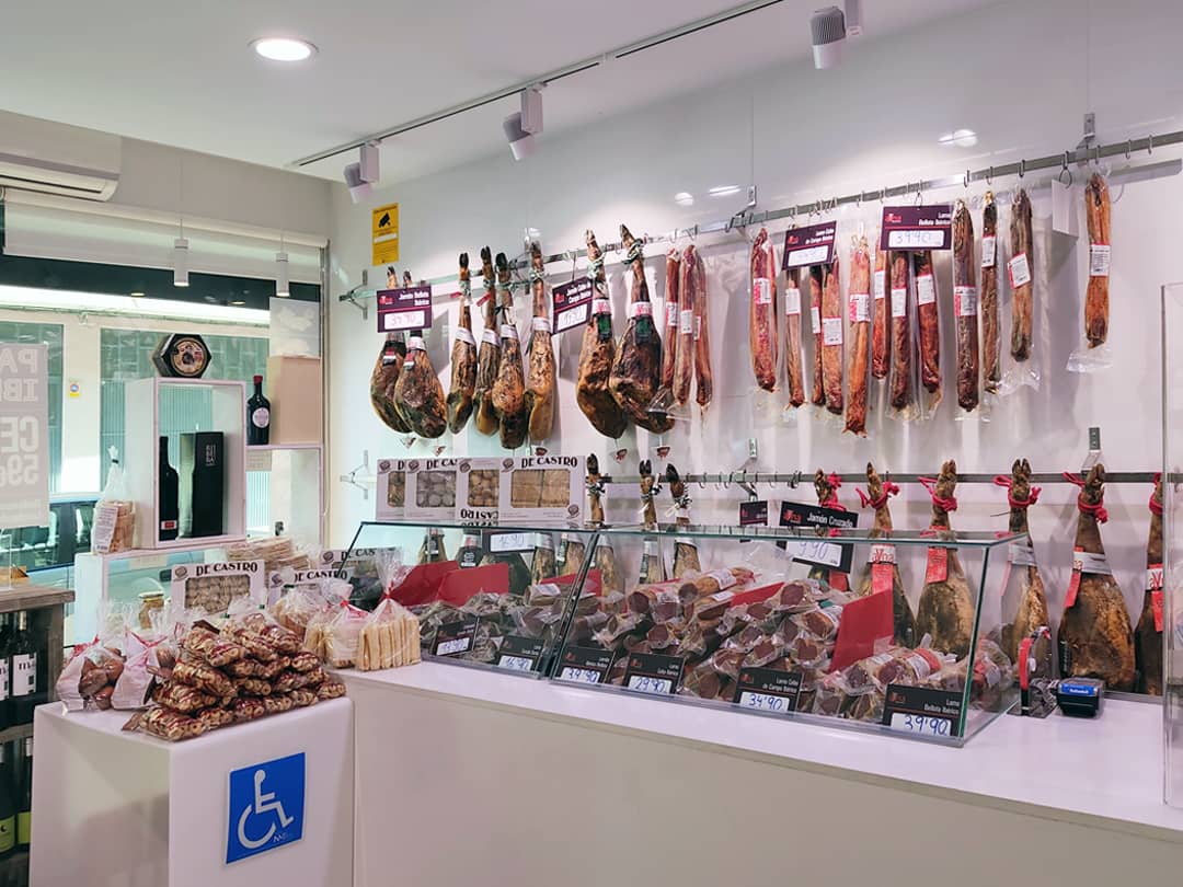 Variedad de productos ibéricos en el Interior de la tienda de ibéricos Ayna